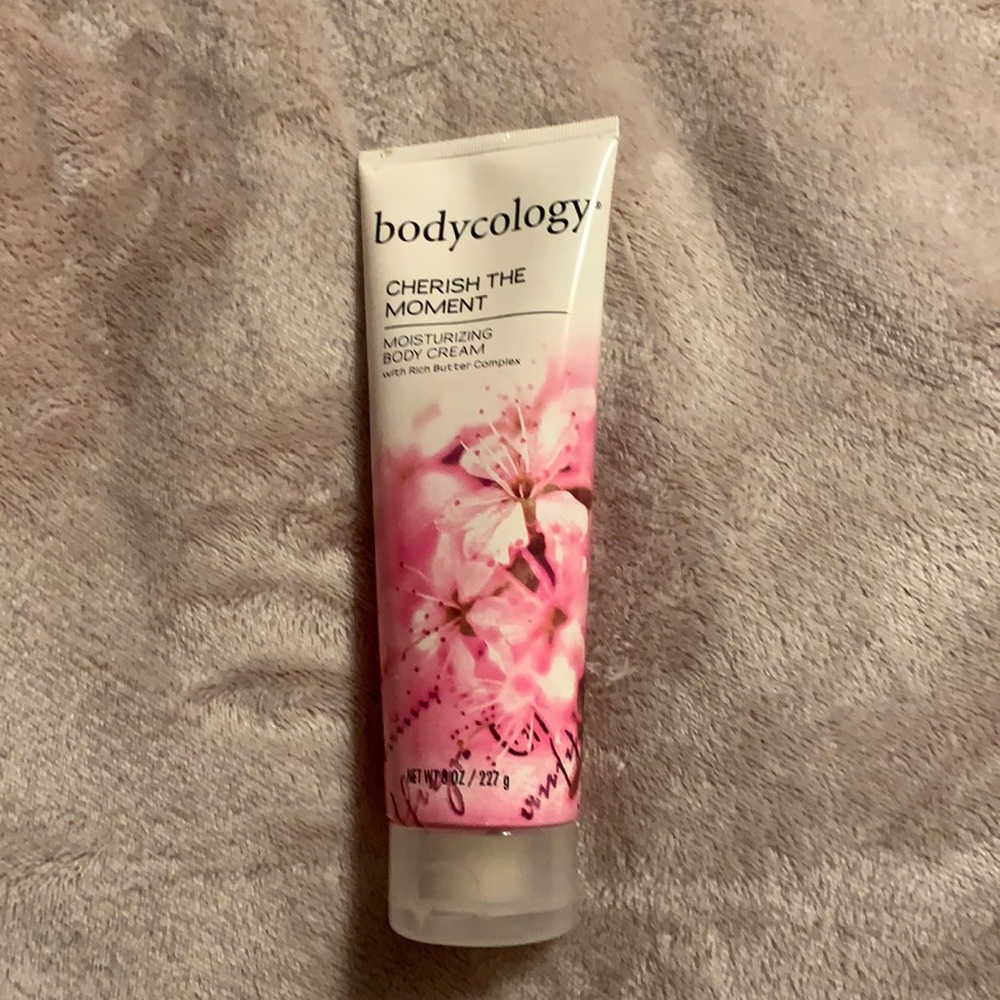 I’m selling moisturizing body cream!!